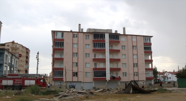 Sivas'ta şiddetli rüzgar çatı uçurdu 