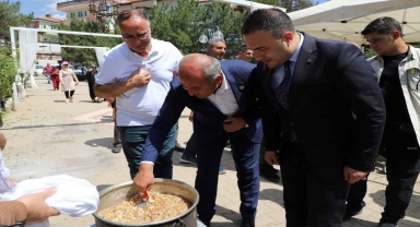 Yahşihan Belediyesince vatandaşlara aşure ikram edildi