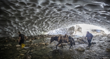 Yaylacı Hüseyin Firez kar tünellerinde gönüllü rehberlik yapıyor