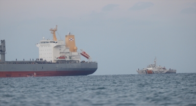 Acil durum çağrısı alınan tekneden kurtarılan düzensiz göçmenler Antalya açıklarına getirildi