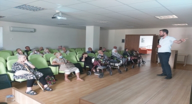 Aile ve Sosyal Hizmetler Bakanlığı 34 ilde 1514 yaşlıya dijital okuryazarlık eğitimi verdi