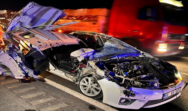 Aksaray'da otomobilin traktöre arkadan çarptığı kazada 3 kişi yaralandı
