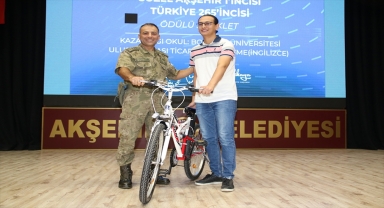 Akşehir Belediyesi başarılı öğrencileri ödüllendirdi