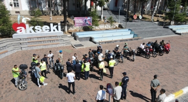 Akseki’de motosiklet sürücülerine reflektif yelek dağıtıldı