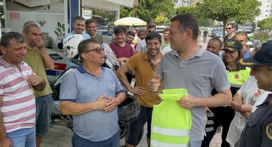 Alanya'da motosiklet sürücülerine reflektif yelek dağıtıldı