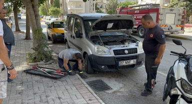 Alanya'da otomobilin motor kısmına sıkışan yavru kediyi itfaiye kurtardı