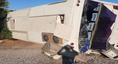 Alanya'da tır ile yolcu midibüsü çarpıştı: 3 yaralı