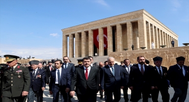 Ankara Valisi Şahin, Gaziler Günü dolayısıyla Anıtkabir'i ziyaret etti