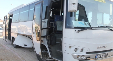 Antalya'da ambulans ile midibüsün çarpıştığı kazada 2 kişi yaralandı