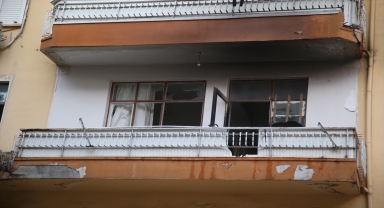 Antalya'da bir kadın eşyaları balkondan attıktan sonra evini yaktı