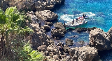 Antalya'da falezlerden düşen kişi, itfaiye ve deniz polisince kurtarıldı