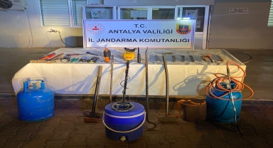 Antalya'da kaçak kazı yapan 3 kişi suçüstü yakalandı