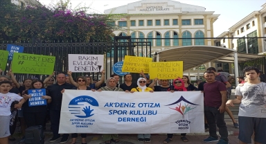 Antalya'da otizmli bireylerin aileleri, bakımevinde işkenceyle öldüğü iddia edilen genç için buluştu