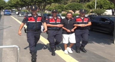 Antalya'da tartıştığı komşu esnafı vurarak öldüren zanlı polise teslim oldu