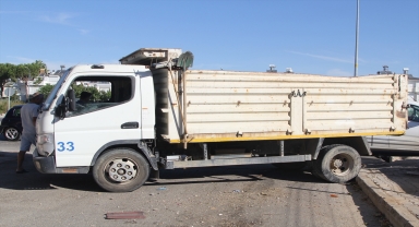 Antalya'da tur minibüsü ile kamyonun çarpıştığı kazada 2 kişi yaralandı