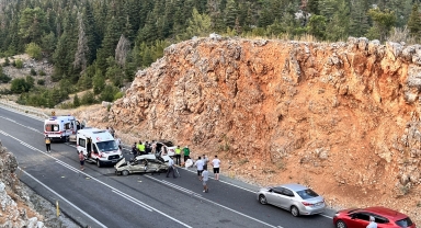 Antalya'da üç otomobilin karıştığı kazada 4 kişi yaralandı