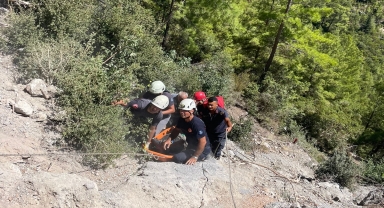 Antalya'da uçuruma yuvarlanan otomobildeki 2 kişi yaralandı