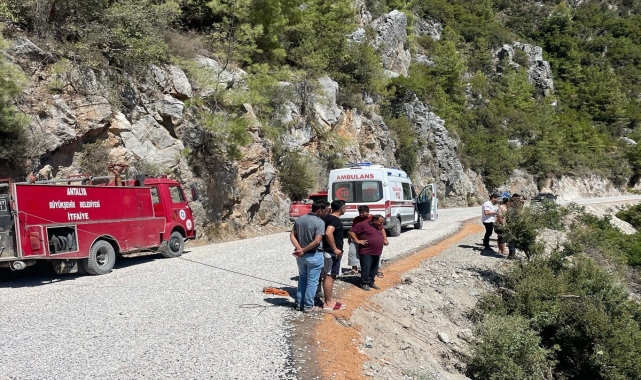 Antalya'da uçuruma yuvarlanan otomobildeki 2 kişi yaralandı