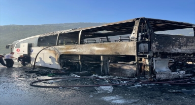Antalya'da yolcu otobüsünde çıkan yangın hasara neden oldu