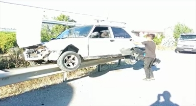 Antalya'da yoldan çıkan otomobil, bariyerlerin üzerinde asılı kaldı 