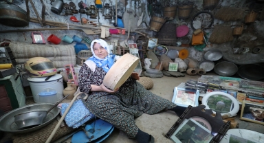 Atmaya kıyamadığı eski eşyaları kayadan oyma odada sergiliyor