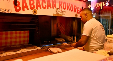 Ayakkabı boyacılığında öğrendiği ritimle müşterilerine kokoreç hazırlıyor