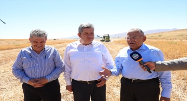 Başkan Büyükkılıç biçerdöverle aspir hasadı yaptı