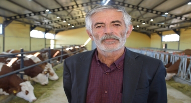 Devlet desteğiyle kurdukları çiftlikten günlük 600 litre süt elde ediyorlar