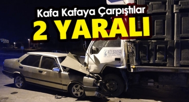 Elma yüklü kamyonet ile otomobil kafa kafaya çarpıştı: 2 yaralı