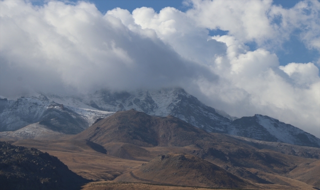 Erciyes'e mevsimin ilk karı yağdı
