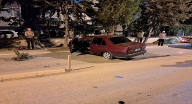 Finike'de sitenin duvarına çarpan otomobilin sürücüsü yaralandı