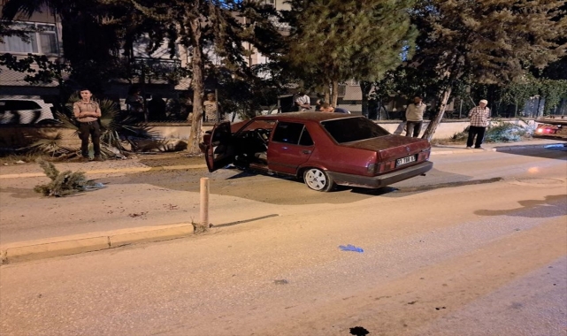 Finike'de sitenin duvarına çarpan otomobilin sürücüsü yaralandı