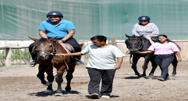 Görme engelliler, ata binmenin heyecanını yaşadı