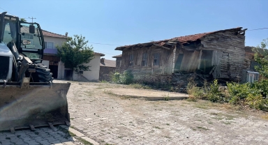 Güdül Belediyesi, metruk bina ve evlerin yıkımlarını sürdürüyor