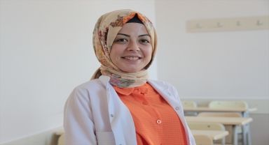 Hayatını 52 yaşında okuma yazma öğrenerek kolaylaştırdı