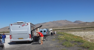 Hollandalı turistler Meke Gölü'nde mola verdi