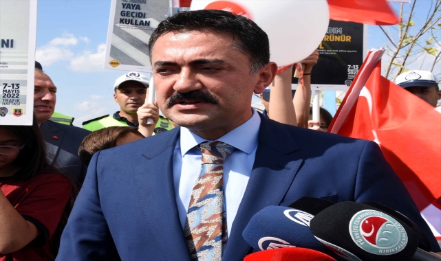İç Anadolu'da öğrenciler yaya geçitlerini