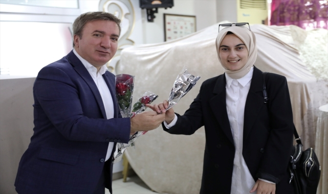 İlk ataması Aksaray'a yapılan öğretmenler karanfillerle karşılandı