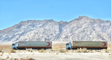 İranlı hayırseverden Pakistan'a yardım malzemesi taşıyan Kızılay tırlarına yakıt desteği