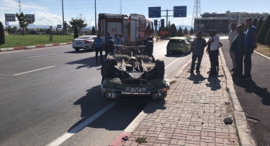 Karaman'da devrilen otomobilin sürücüsü yaralandı