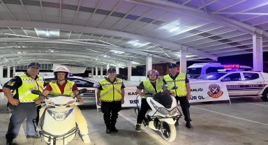 Kaş'ta sürücülere reflektif yelek dağıtıldı