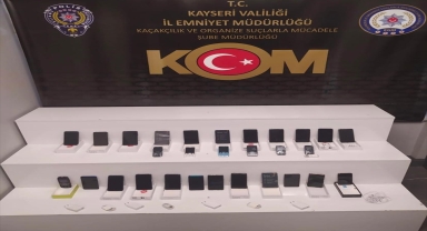 Kayseri'de gümrük kaçağı 30 cep telefonu ele geçirildi 