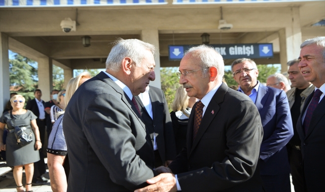 Kılıçdaroğlu, CHP PM Üyesi Hakkı Suha Okay'ın annesinin cenaze törenine katıldı