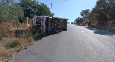 Kırıkkale'de ambulansla otomobil çarpıştı, 3'ü sağlık çalışanı 4 kişi yaralandı