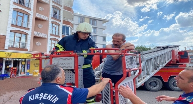 Kırşehir'de yangın çıkan apartmanda mahsur kalanları itfaiye kurtardı