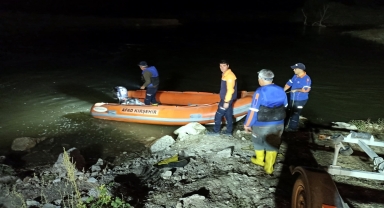 Kızılırmak'ta mahsur kalan 2 kişi AFAD ekiplerince kurtarıldı