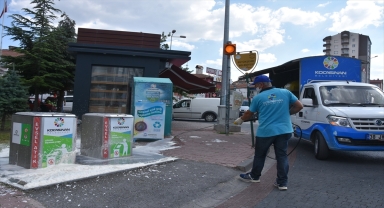 Kocasinan'da çöp konteynerleri dezenfekte ediyor