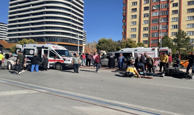 Çarpışan motosikletlerin sürücüleri yaralandı
