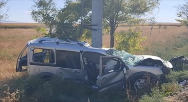 Konya'da elektrik direğine çarpan hafif ticari araçtaki 2 kişi öldü, 3 kişi yaralandı