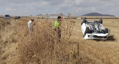 Konya'da şarampole devrilen otomobilin sürücüsü yaralandı